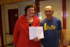 7 35 9 agosto 2012 Diego mostra al Sindaco di Kirkenes la 'Carta del Pellegrino